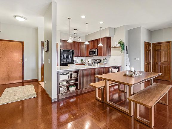 5th image of 100 N River Ln Unit 407