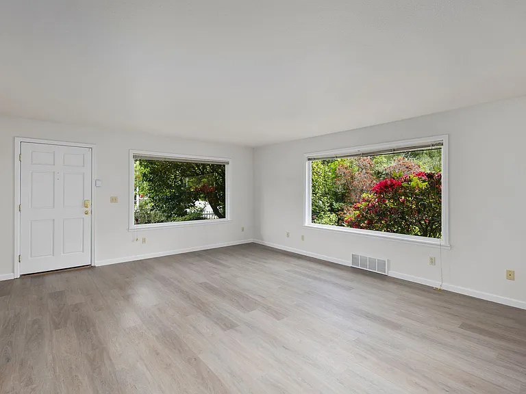295 NE Alder St — Photo 11