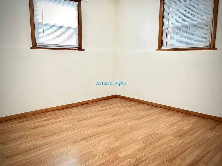 210 Seneca Ave #1 — Photo 7