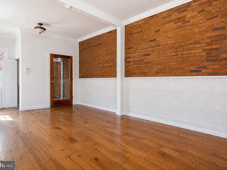 115 E West St — Photo 3