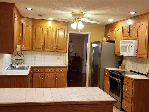 5th image of 834 Country Club Dr