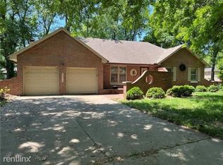 10524R Cherokee Ln, Leawood, KS 66206