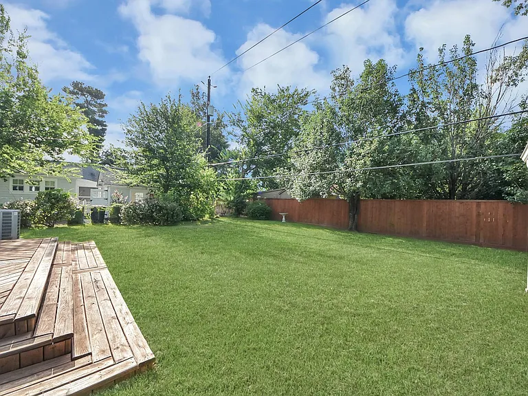 843 W 41st St — Photo 38