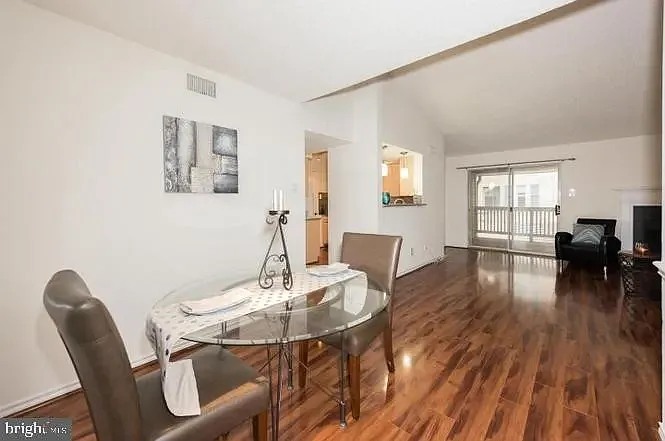 2 bed, 1050 sqft, $2,650 — Photo 2
