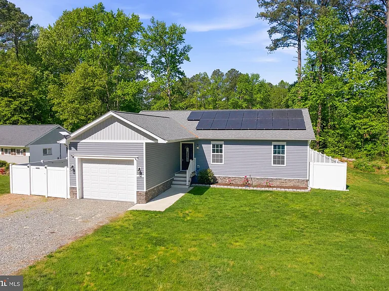 283 Shorewood Dr — Photo 2