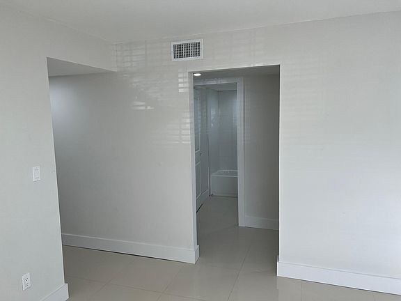 5th image of 1471 W 43rd Pl APT 106