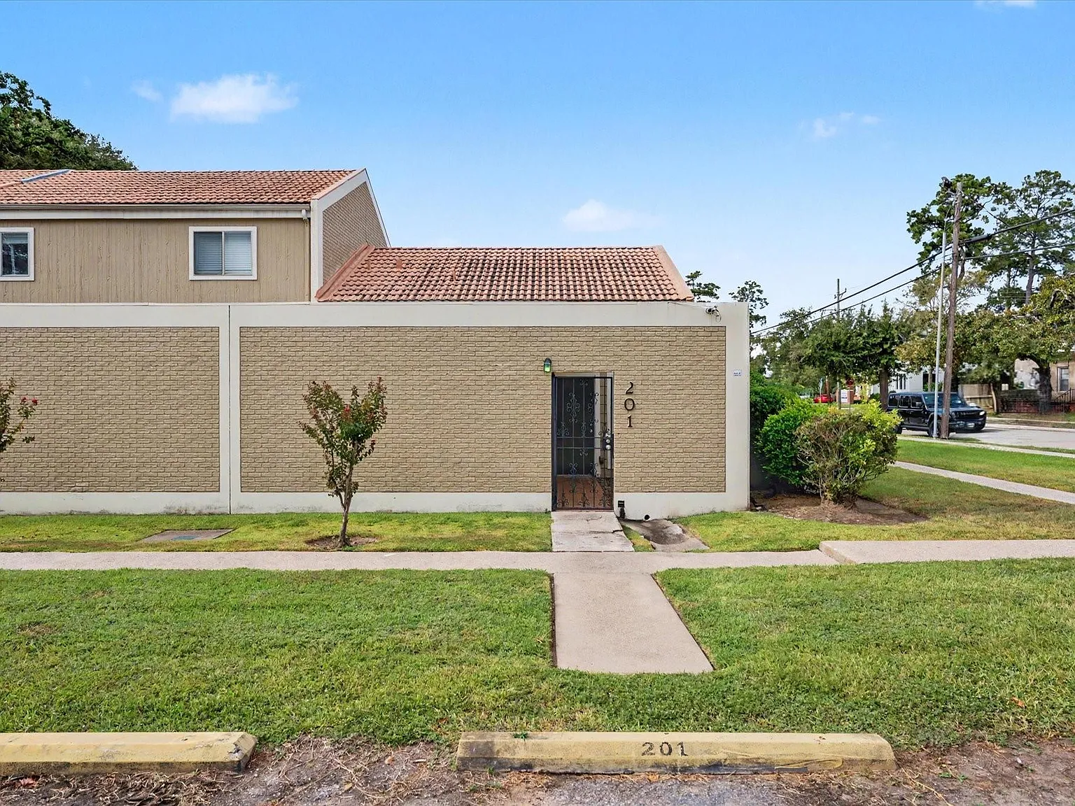 3 bed, 2.0 bath, 2000 sqft, $1,350 — Photo 2