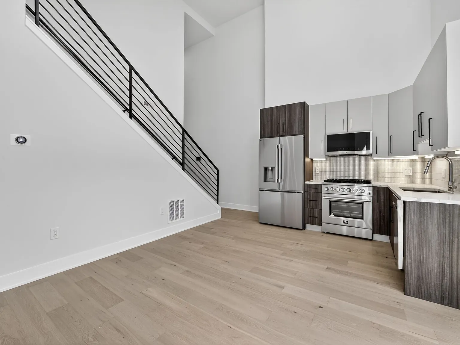 2 bed, 900 sqft, $3,900 — Photo 3