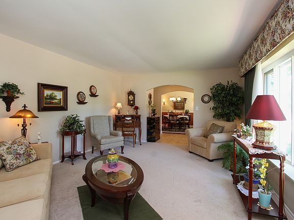 3rd image of 912 N Oakwood Dr
