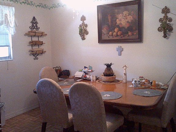 spacious diningw/bkfst bar