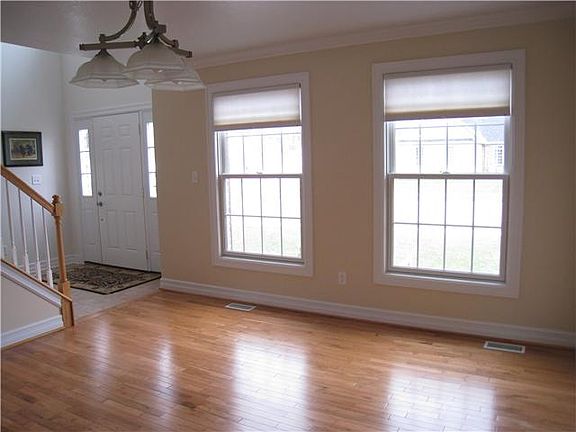 5th image of 10 Louise Dr