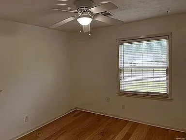601 Larkin Ln — Photo 9