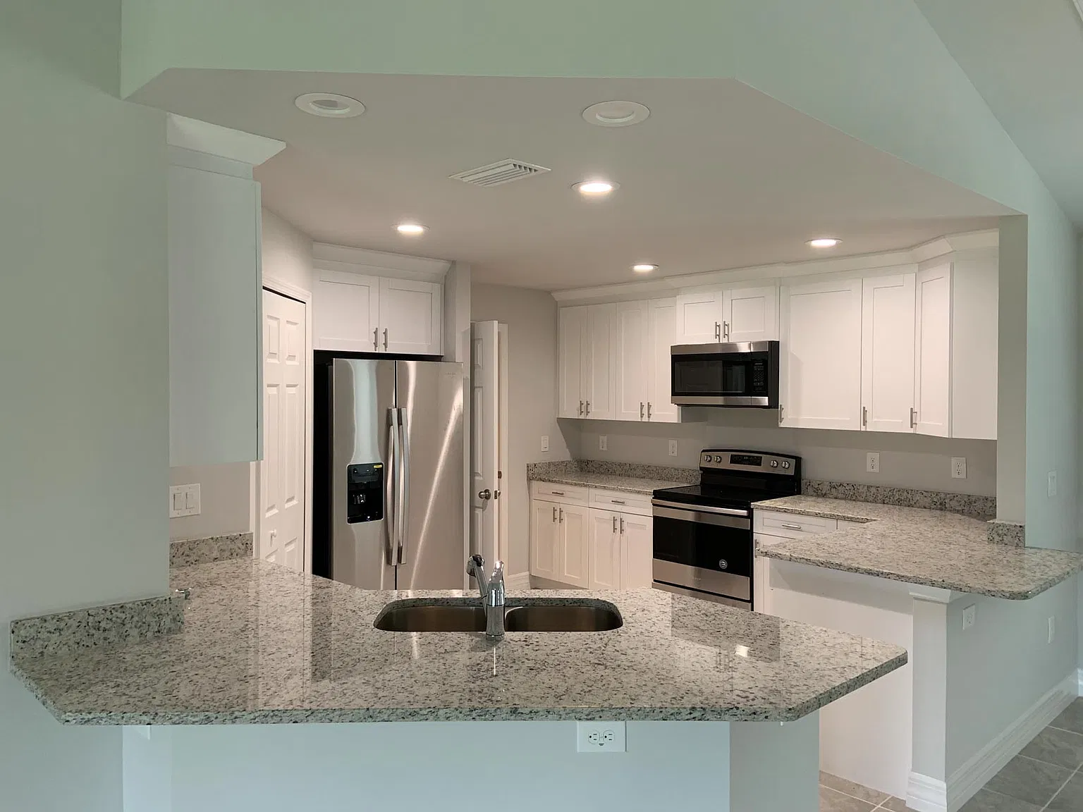 4 bed, 2313 sqft, $2,390 — Photo 4