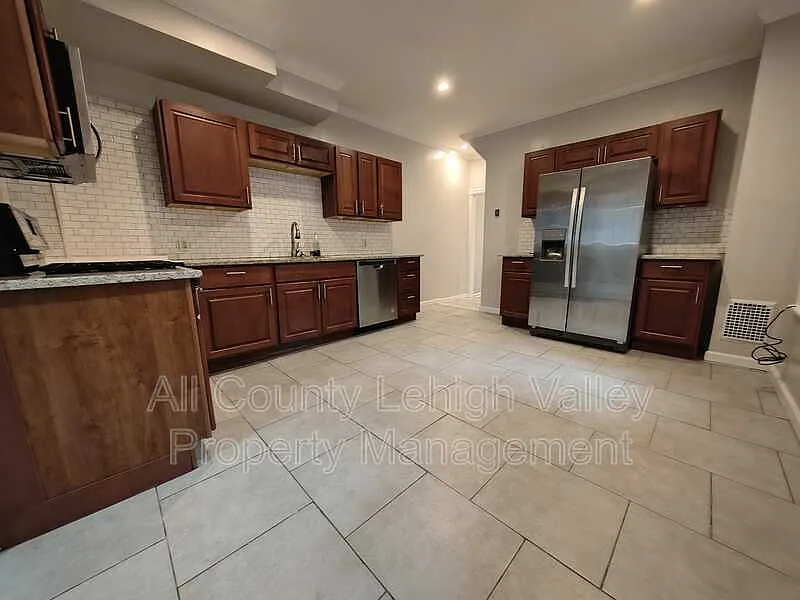 4 bed, 2.0 bath, $2,195 — Photo 2