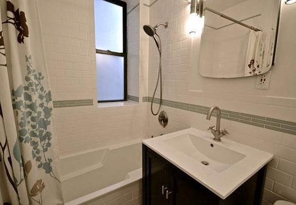 4th image of 7 W 107th St