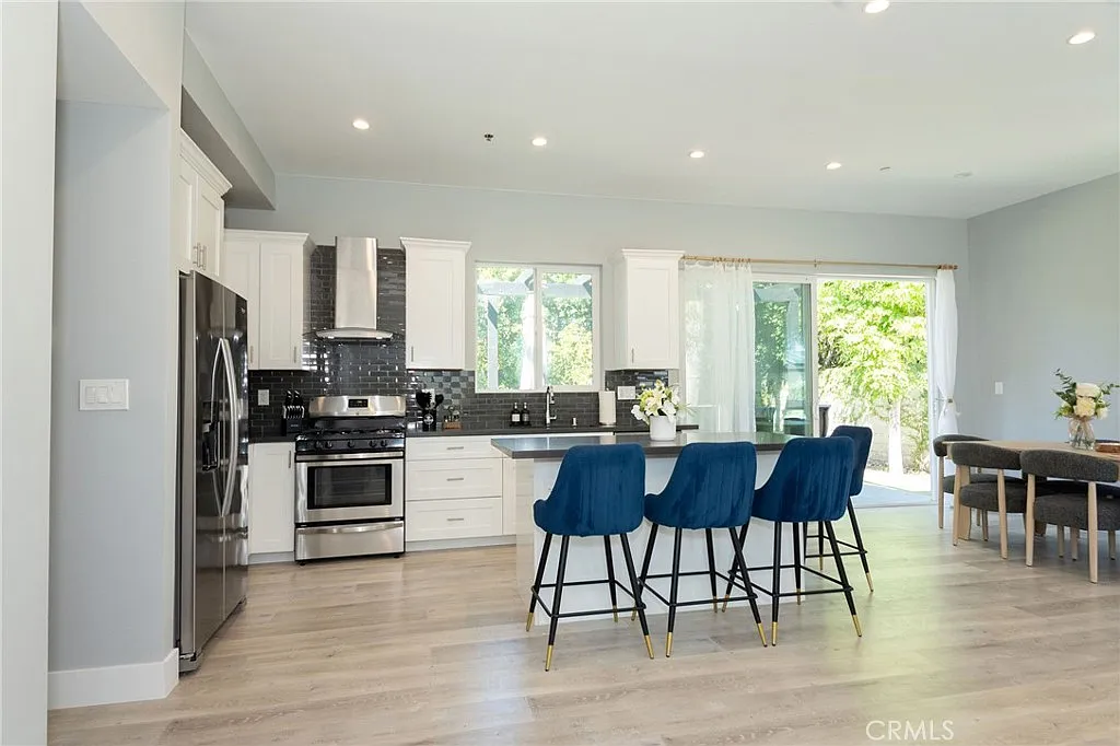 3 bed, 1118 sqft, $5,500 — Photo 4