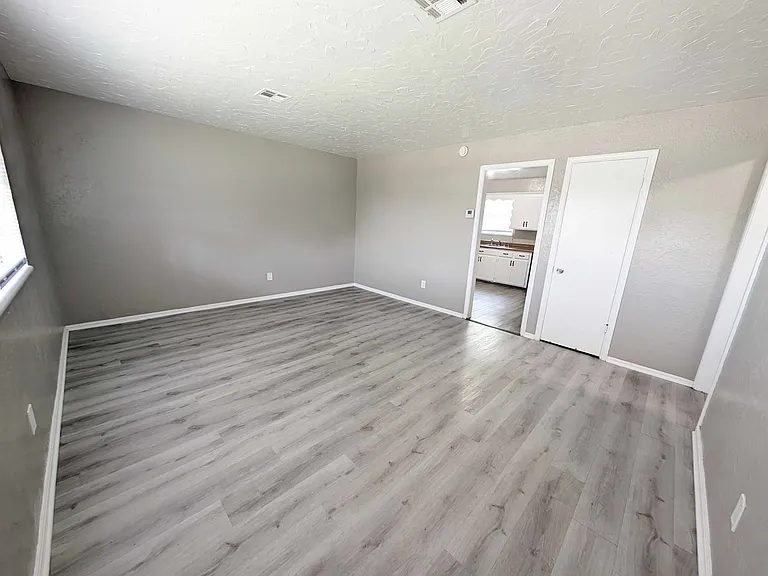 1025 Hoyt Ave — Photo 2