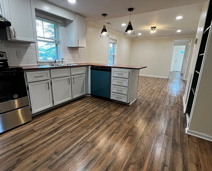 215 S Skinner Ave — Photo 8