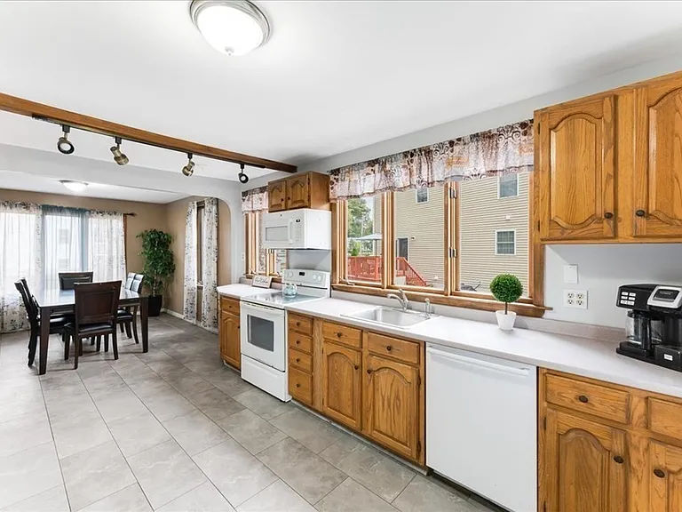 34 Julian Rd — Photo 6