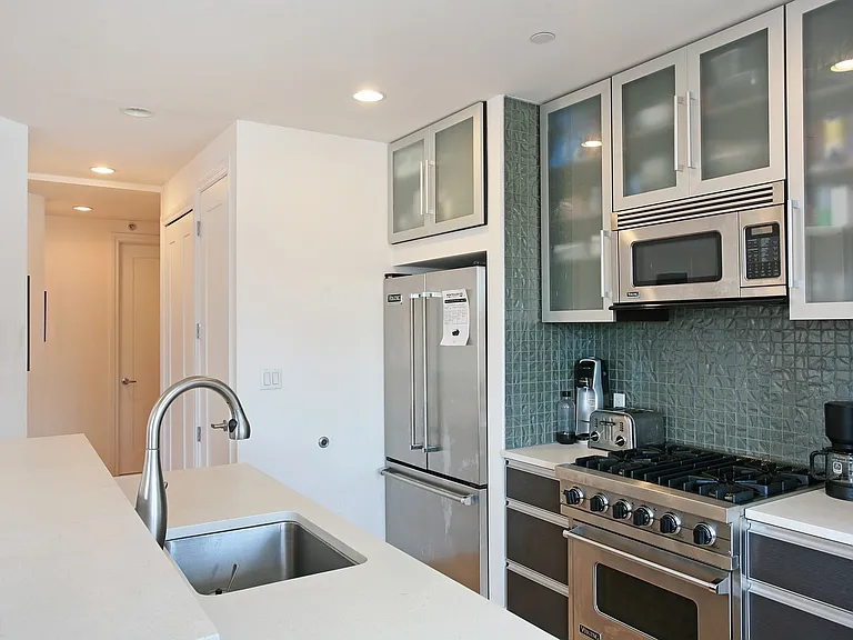 1050 Jackson Ave #7A — Photo 4