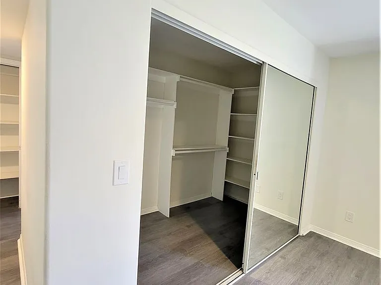 2050 S Bentley Ave — Photo 55