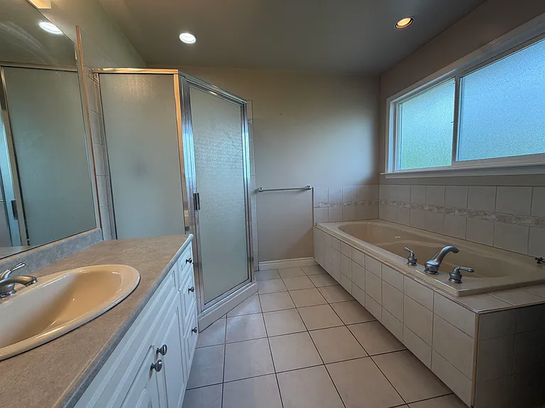 9228 Pinewell Cres — Photo 5