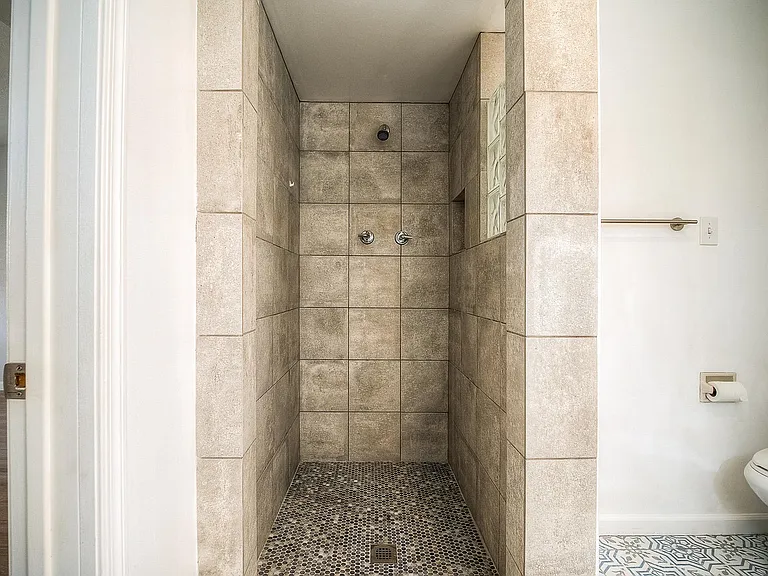 1526 W Windsor Ave — Photo 41