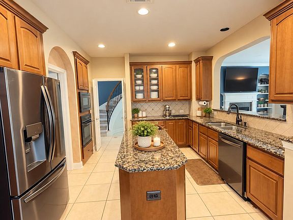 3rd image of 11 Saint Thomas Ct