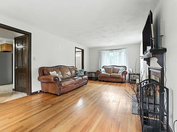 4th image of 384 Abbott St