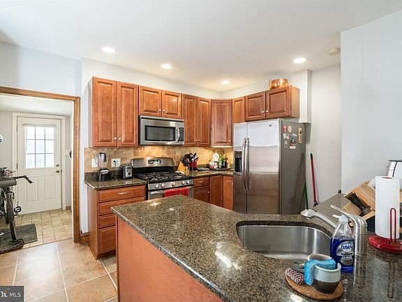 5th image of 131 Leverington Ave