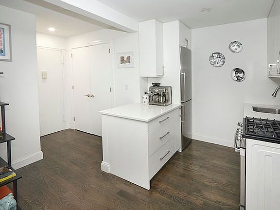 3rd image of 350 Bleecker St APT 2U