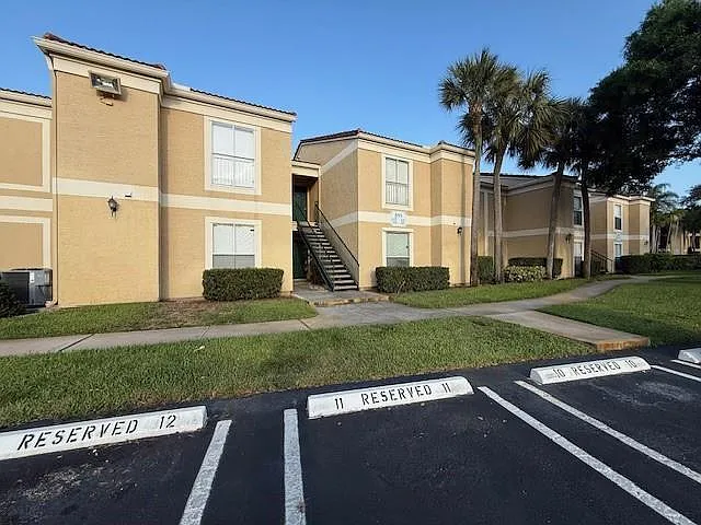 899 W Riverside Dr #611 — Photo 3