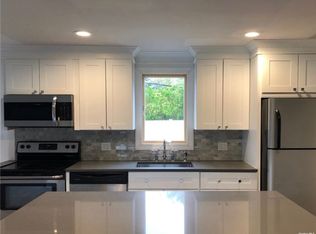 384 E Main St, East Islip, NY 11730