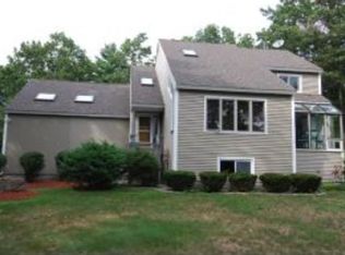 10 Snowflake Ln, Londonderry, NH 03053