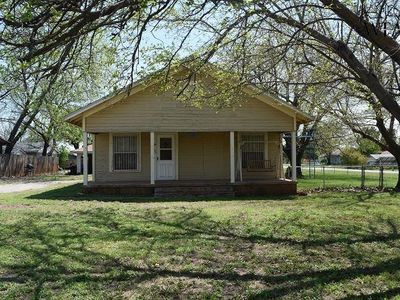 211 W Jefferson Ave, Iowa Park, TX, 76367
