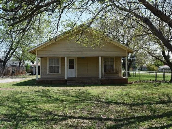 211 W Jefferson Ave, Iowa Park, TX 76367
