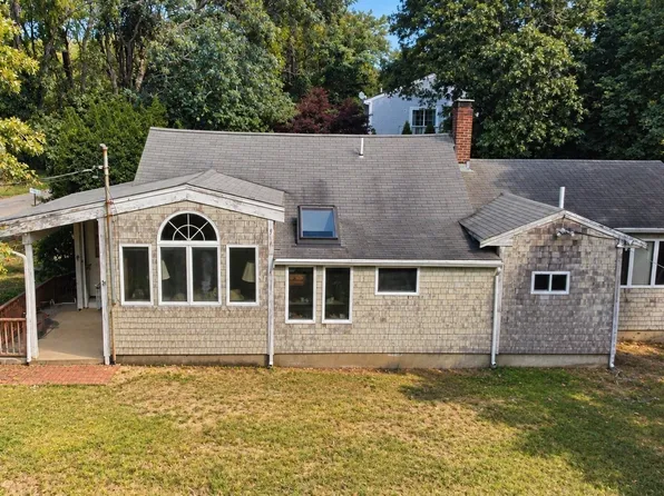 25 Whisper Ln, Fairhaven, MA 02719