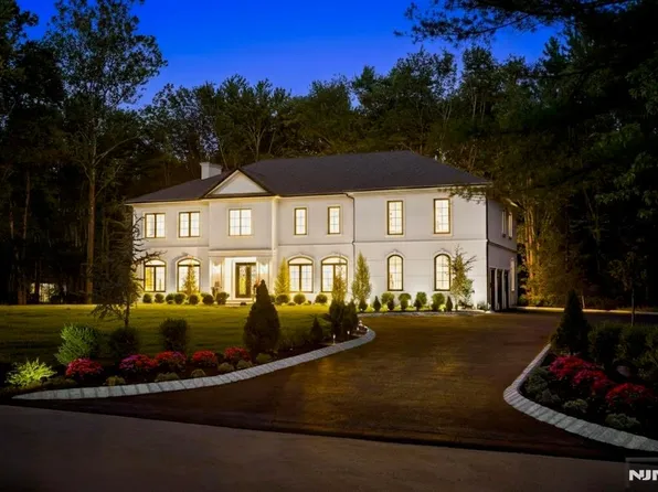 16 Old Farms Rd, Saddle River, NJ 07458