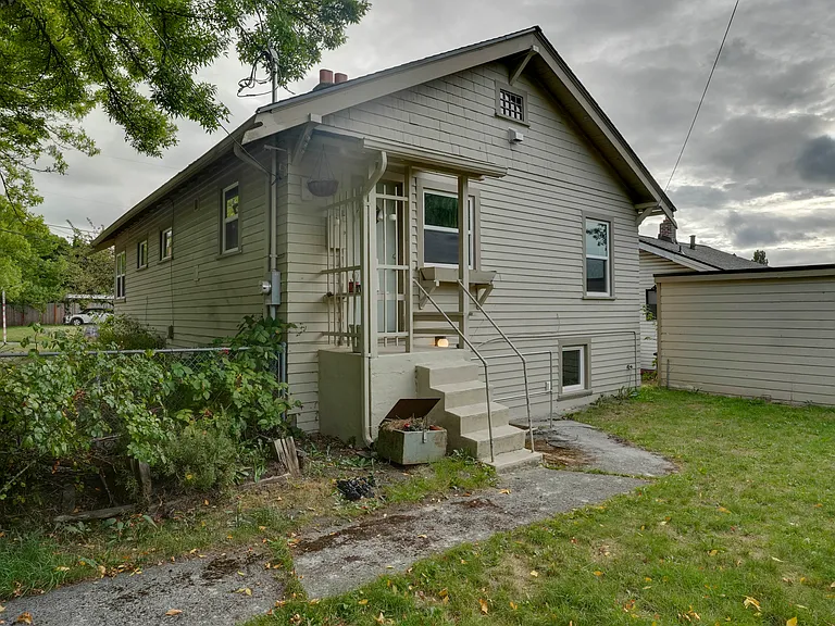 2718 E Fir St — Photo 2