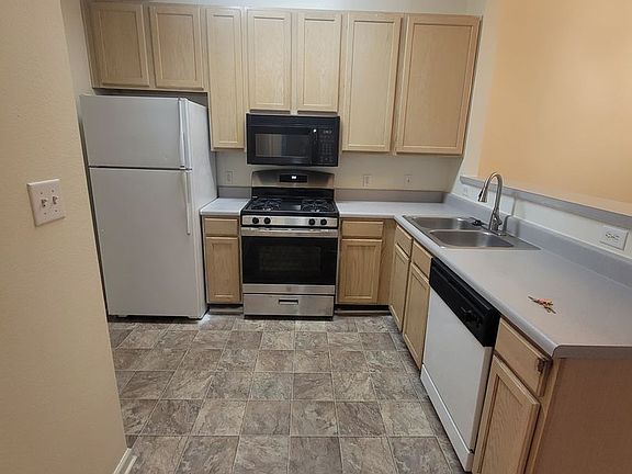 3rd image of 9600 Links Way APT K