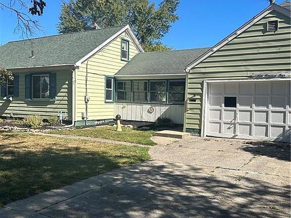 3rd image of 904 Askin St