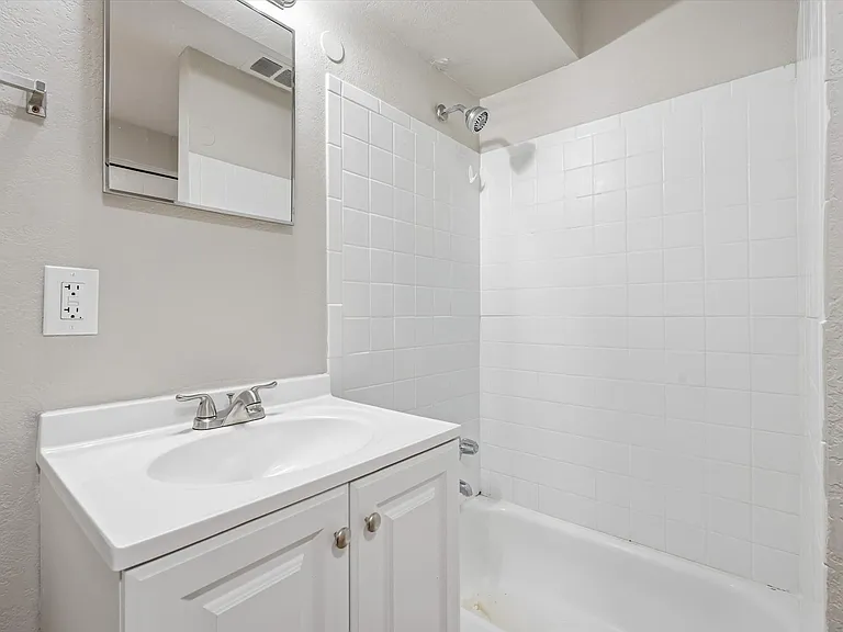Kimberly Apartments — Photo 14
