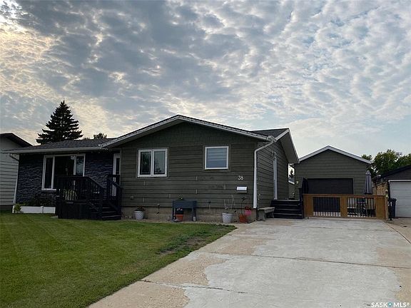 3rd image of 38 Charleswood Cres
