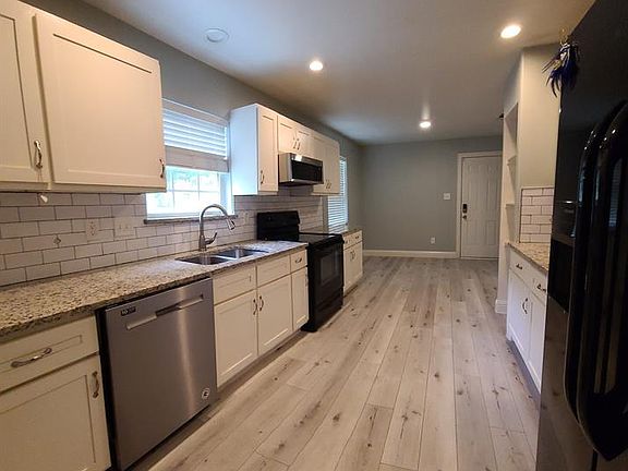 5th image of 425 Glen Oaks Cir