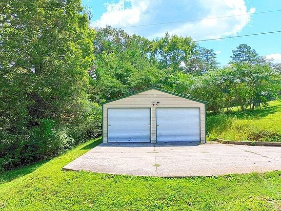 3rd image of 122 Meredith Dr
