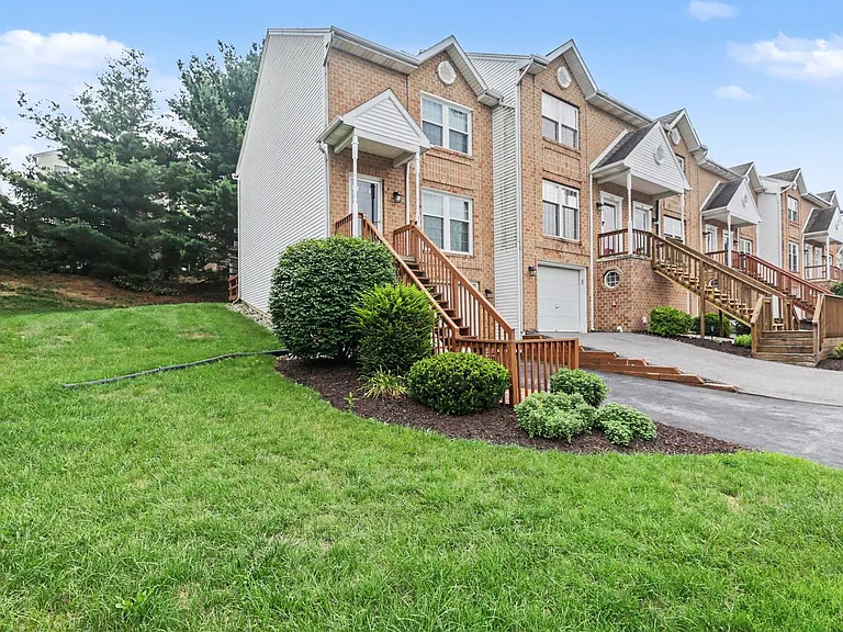 2165 Saint Clair Ct — Photo 3