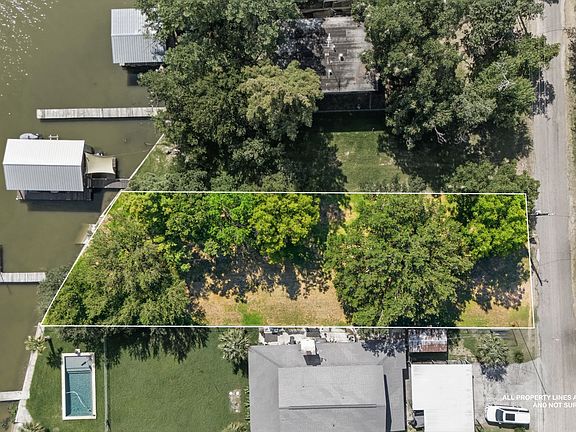 3rd image of 124 S Shorewood Drive