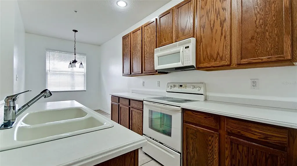 3 bed, 2.5 bath, 1776 sqft, $1,895 — Photo 4
