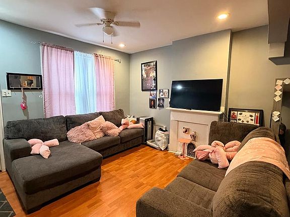 3rd image of 2406 W Oakdale St