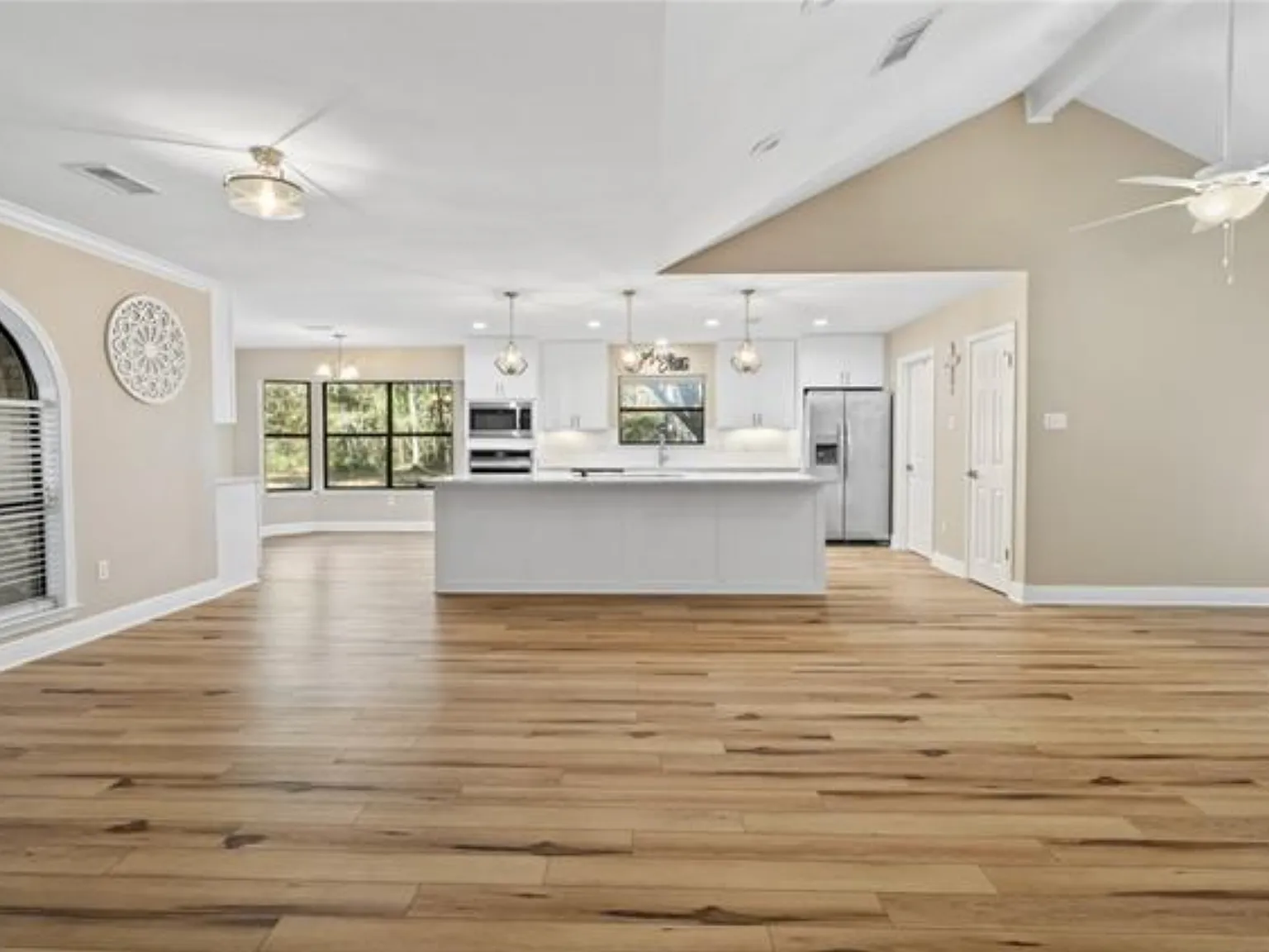5 bed, 3900 sqft, $4,200 — Photo 4